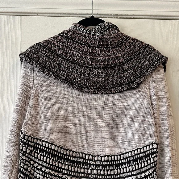 The Pyramid Collection Black and Gray Cardigan - Picture 8 of 9